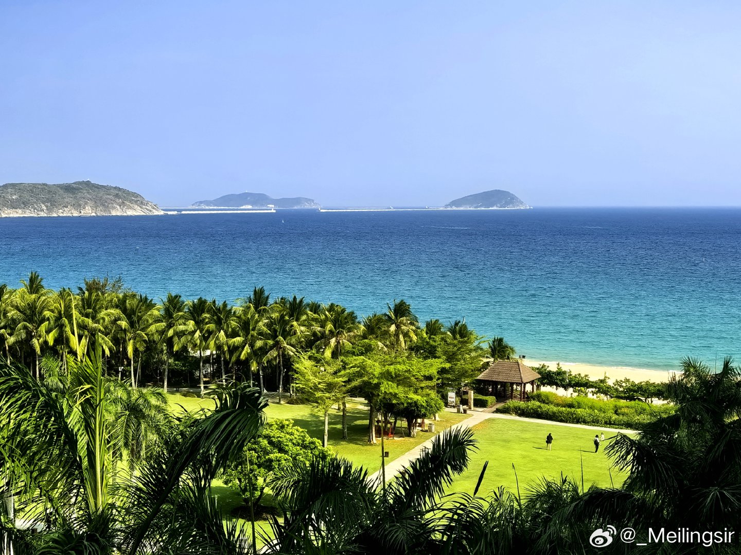 夕阳映照下的海南岛海边美景